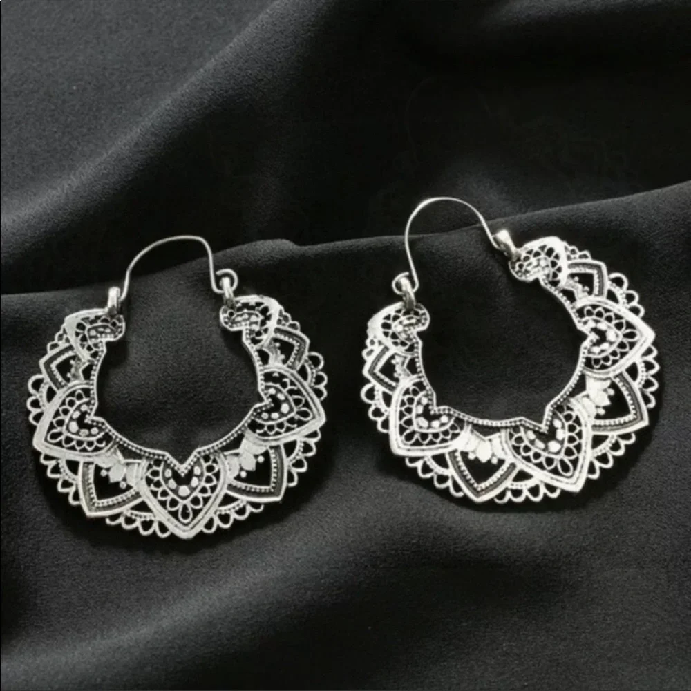 New Women’s Vintage Style Beautiful Earrings - Picture 2 of 3